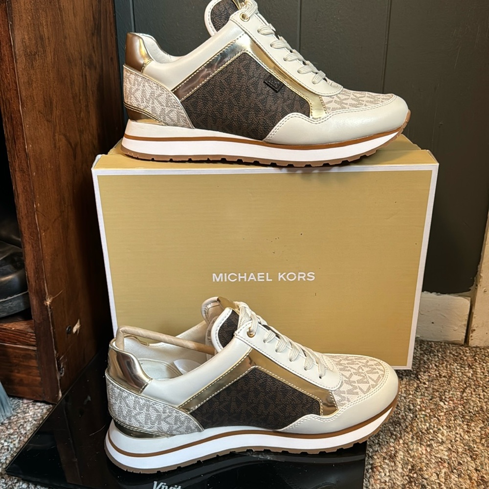 Maddy Two-Tone Logo Trainer